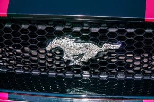 Ford Mustang GT Pink Pony Airride Luftfahrwerk Felgen Bodykit Folierung Innenraum-Veredelung USA Muscle Car Coupé