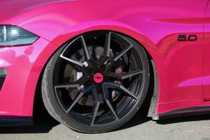 Ford Mustang GT Pink Pony Airride Luftfahrwerk Felgen Bodykit Folierung Innenraum-Veredelung USA Muscle Car Coupé