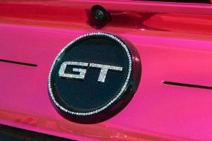 Ford Mustang GT Pink Pony Airride Luftfahrwerk Felgen Bodykit Folierung Innenraum-Veredelung USA Muscle Car Coupé