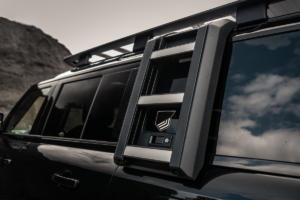 Heritage Customs Valiance Tuxedo Black Land Rover Defender 110 P400e AWD Tuning Individualisierung Schmiedefelgen Karosserieteile Innenraumveredlung
