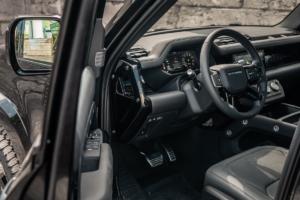 Heritage Customs Valiance Tuxedo Black Land Rover Defender 110 P400e AWD Tuning Individualisierung Schmiedefelgen Karosserieteile Innenraumveredlung