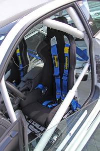 Für Seitenhalt und Sicherheit: Schalensitze mit 6-Punkt-Gurten inmitten eines Überrollkäfigs.