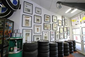 Im Eingangsbereich erwartet die Besucher ein„Pressespiegel“ über die 02-Spezialisten.