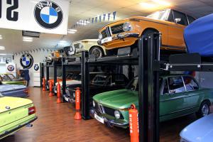 Weitere Informationen gibt es direkt bei:Michael CahselBenzweg 5 - 732584 LöhneTel.: 0 57 32 / 976 8000Fax: 0 57 32 / 976 80 01Mobil: 0171 / 213 32 90E-Mail: info@cahsel.deInternet: www.cahsel.de48JUBILÄUM20 Jahre Michael Cahsel-BMW 02 Spezialistihrem Erstbesitzer in den Jahren 1974 und1975 beim 24-Stunden-Rennen auf demNürburgring eingesetzt und sah bei beidenLangstreckenrennen sogar die Zielflagge.Nach den notwendigen Reparatur- und Renovierungsarbeitendes damaligen Besitzersfand der Wagen anschließend den Weg zurückin den Straßenverkehr – und schließlichin Michael Cahsels Sammlung.Als Dekoration hortet Michael Cahsel inseinem 02-Wohnzimmer zudem unzähligeOriginalteile und Accessoires rund um den02 und dessen zeitgenössische BMW-Brüder:von original erhaltenen Pannenpaketen überSchneeketten und Leichtmetallfelgen bishin zu Innenausstattungen, die zur Sitzgruppezusammengestellt wurden.Offen für jedermannZu verstecken hat Michael Cahsel übrigensnichts: „Nach Absprache kann jedermanngerne hierher kommen und die Fahrzeugebesichtigen“, erklärt der 02-Papst. Wer einmalin der Nähe ist, dem können wir einen Besuchdes 02-Spezialisten nur empfehlen!Der im Bestzustand erhaltene Alpina A3 in„Chamonix“-Lackierung ist für Kenner einabsolutes Sahnestück.Über einem 2002 tii in Taiga aus erster Hand mit nur50.000 km steht ein 2002 ti in seltenem Colorado.