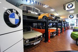 Hochstapelei: Als die Halle zu klein wurde, ließ Michael Cahselein Bühnen-System für seine Sammlung installieren.