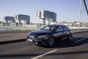 Lexus ES 300h Limousine obere Mittelklasse digitale Außenspiegel Neuheit