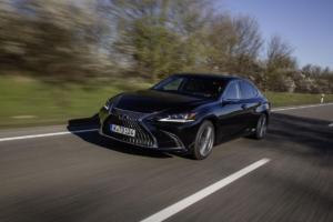 Lexus ES 300h Limousine obere Mittelklasse digitale Außenspiegel Neuheit