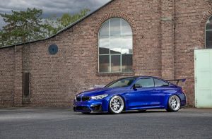BMW F82 M4 blau Carbon