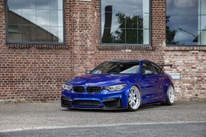 BMW F82 M4 blau Carbon