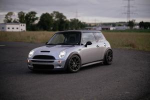 MINI Cooper S R53 Tuning Motor-Upgrade Leistungssteigerung Bremsen Felgen Fahrwerk Kleinwagen Hot Hatch Smith Performance