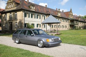 Mercedes-Benz E 200 T-Modell S124 Tuning Airride Tieferlegung Felgen Innenraum-Veredelung Oldtimer Klassiker