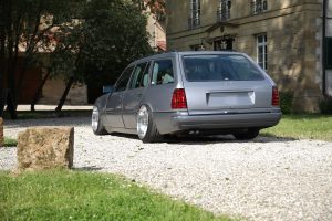 Mercedes-Benz E 200 T-Modell S124 Tuning Airride Tieferlegung Felgen Innenraum-Veredelung Oldtimer Klassiker