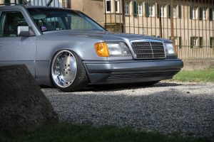 Mercedes-Benz E 200 T-Modell S124 Tuning Airride Tieferlegung Felgen Innenraum-Veredelung Oldtimer Klassiker