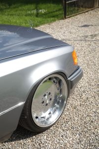 Mercedes-Benz E 200 T-Modell S124 Tuning Airride Tieferlegung Felgen Innenraum-Veredelung Oldtimer Klassiker