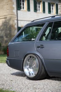 Mercedes-Benz E 200 T-Modell S124 Tuning Airride Tieferlegung Felgen Innenraum-Veredelung Oldtimer Klassiker