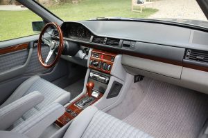 Mercedes-Benz E 200 T-Modell S124 Tuning Airride Tieferlegung Felgen Innenraum-Veredelung Oldtimer Klassiker