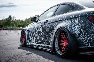 Mercedes C204 C 63 AMG Coupé Liberty Walk Widebody Karosseriekit Felgen Airride Luftfahrwerk Bremsen Innenraum-Veredelung Carbon Tuning Graffiti
