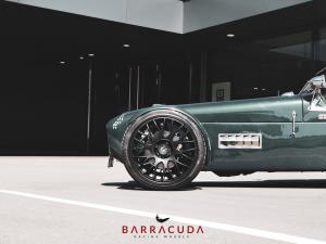 VM 77: Lotus Seven-Replika auf Barracuda Karizzma-Felgen