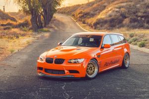 Pit+Paddock Turn 14 Distribution BMW E91 M3 GTS Touring Karosserie-Umbau Motor Swap Leistungssteigerung Felgen Fahrwerk Getriebe Bremsen Innenraum-Upgrade Topmodell USA