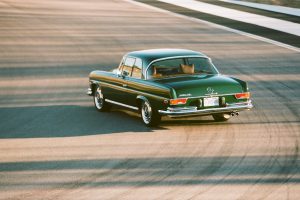 Retro Designs 1969 Mercedes-Benz W111 280 SE Restomod V8 Ottomotor Automatikgetriebe Felgen Restauration Fahrwerk Bremsen Innenraum-Veredelung Upgrade Oldtimer Klassiker Luxusklasse Limousine USA