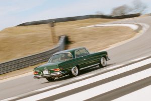 Retro Designs 1969 Mercedes-Benz W111 280 SE Restomod V8 Ottomotor Automatikgetriebe Felgen Restauration Fahrwerk Bremsen Innenraum-Veredelung Upgrade Oldtimer Klassiker Luxusklasse Limousine USA