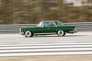 Retro Designs 1969 Mercedes-Benz W111 280 SE Restomod V8 Ottomotor Automatikgetriebe Felgen Restauration Fahrwerk Bremsen Innenraum-Veredelung Upgrade Oldtimer Klassiker Luxusklasse Limousine USA