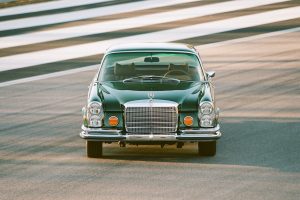 Retro Designs 1969 Mercedes-Benz W111 280 SE Restomod V8 Ottomotor Automatikgetriebe Felgen Restauration Fahrwerk Bremsen Innenraum-Veredelung Upgrade Oldtimer Klassiker Luxusklasse Limousine USA