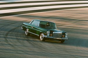 Retro Designs 1969 Mercedes-Benz W111 280 SE Restomod V8 Ottomotor Automatikgetriebe Felgen Restauration Fahrwerk Bremsen Innenraum-Veredelung Upgrade Oldtimer Klassiker Luxusklasse Limousine USA