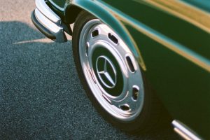 Retro Designs 1969 Mercedes-Benz W111 280 SE Restomod V8 Ottomotor Automatikgetriebe Felgen Restauration Fahrwerk Bremsen Innenraum-Veredelung Upgrade Oldtimer Klassiker Luxusklasse Limousine USA