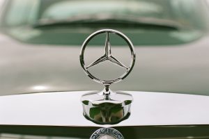 Retro Designs 1969 Mercedes-Benz W111 280 SE Restomod V8 Ottomotor Automatikgetriebe Felgen Restauration Fahrwerk Bremsen Innenraum-Veredelung Upgrade Oldtimer Klassiker Luxusklasse Limousine USA