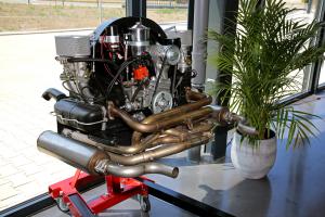 Blickfang im Empfangsbereich: Porsche 356 Super 90-Motor 