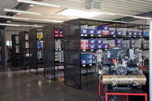 Gleich hinter dem Empfang: Kleinteilelager für den Schnellzugriff 