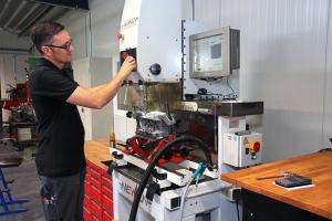 Am Ventilsitz-Bearbeitungszentrum präpariert Mitarbeiter Kai Gillißen einen Zylinderkopf für den perfekten Sitz der Ventile.