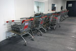 Praktisch und übersichtlich: Die Teile eines jeden Kundenauftrags landen in einem Einkaufswagen und fahren so sauber sortiert durch die Werkstätten. 