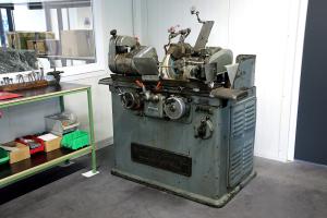 Manche Arbeiten an Oldie-Motoren lassen sich am besten auch mit Oldie-Maschinen erledigen…