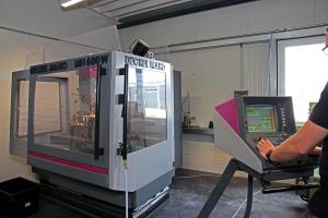 Modernes Gerät: CNC-Bearbeitungszentrum