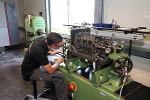 An der Spindelbank werden Hauptlagergassen auf Übermaß gespindelt – aufs Hundertstel-Millimeter genau.