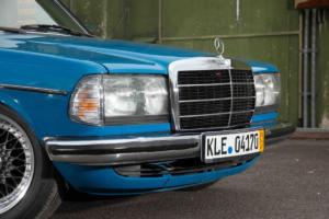 Mercedes-Benz W123 230 E 3.0-24V blau