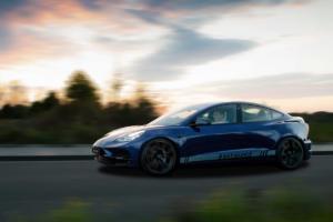 Startech Tuning Tesla Model 3 Mittelklasse E-Auto Aerodynamik-Bodykit Karosserieteile Felgen Tieferlegung Innenraum Veredlung Carbon