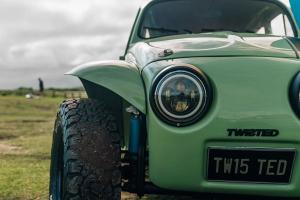 Twisted TBug Restomod VW Baja Käfer Leistungssteigerung Fahrwerk Felgen Reifen Innenraum-Upgrade