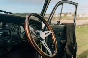 Twisted TBug Restomod VW Baja Käfer Leistungssteigerung Fahrwerk Felgen Reifen Innenraum-Upgrade