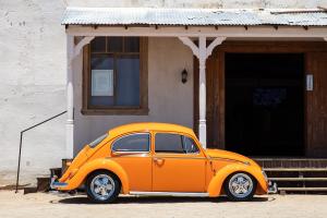 VW 1300 Käfer Oldtimer Klassiker USA Restaurierung Lackierung Tieferlegung Fahrwerk Motor-Upgrade Felgen Bremsanlagen Innenraum-Veredelung