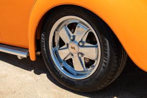 VW 1300 Käfer Oldtimer Klassiker USA Restaurierung Lackierung Tieferlegung Fahrwerk Motor-Upgrade Felgen Bremsanlagen Innenraum-Veredelung