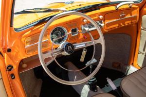 VW 1300 Käfer Oldtimer Klassiker USA Restaurierung Lackierung Tieferlegung Fahrwerk Motor-Upgrade Felgen Bremsanlagen Innenraum-Veredelung