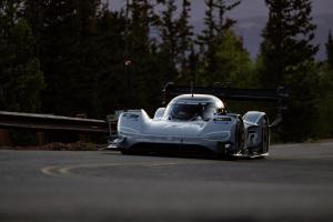 VW-I.D.-R-Rennwagen-Pikes-Peak-Race-to-the-Clouds-USA-Volkswagen-10