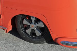 VW Typ 2 T1 Deluxe- Bulli Barndoor- Tuning Biturbo-Motor Leistungssteigerung- Getriebe Fahrwerk Tieferlegung Felgen Bremsen Innenausstattung Oldtimer Klassiker Bus USA