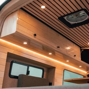 Vanspeed California Coast Custom Camper USA Mercedes-Benz Sprinter Innenausbau Felgen Höherlegung Karosserieteile
