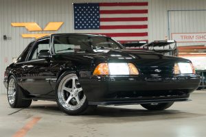 Velocity Ford Mustang LX Foxbody Tuning Restomod Coyote V8 Zehnstufen-Automatik Chassis Fahrwerk Felgen Bremsanlage Innenraum USA SEMA Show