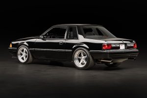 Velocity Ford Mustang LX Foxbody Tuning Restomod Coyote V8 Zehnstufen-Automatik Chassis Fahrwerk Felgen Bremsanlage Innenraum USA SEMA Show