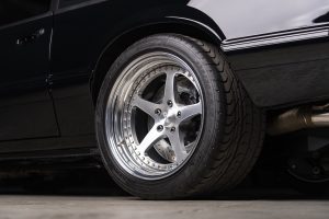 Velocity Ford Mustang LX Foxbody Tuning Restomod Coyote V8 Zehnstufen-Automatik Chassis Fahrwerk Felgen Bremsanlage Innenraum USA SEMA Show